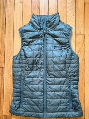 Patagonia women’s nano puff vest XS